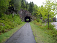 Jippi! En tunnel, dr stannar vi fr lunch.