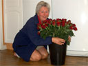S hr glad blev Tina nr hon fick 50 rosor p sin fdelsedag.